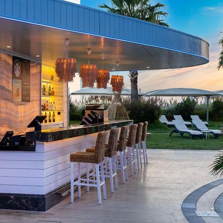Radisson Blu Hotel Istanbul Ottomare Kültér fotó The bar at the pool