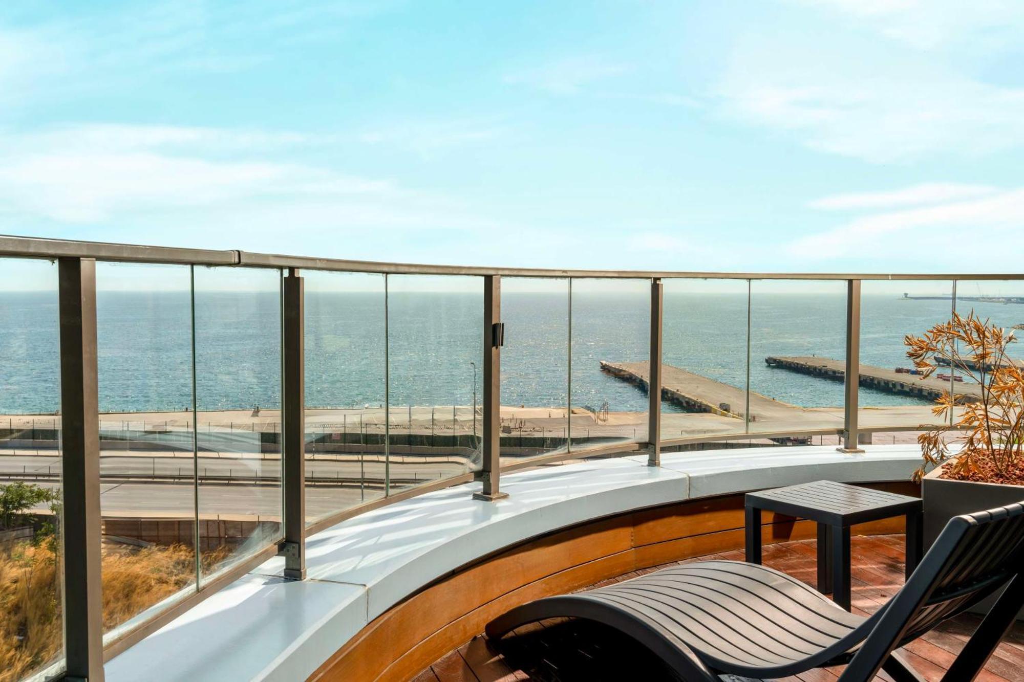 Radisson Blu Hotel Istanbul Ottomare Kültér fotó A curved glass balustrade