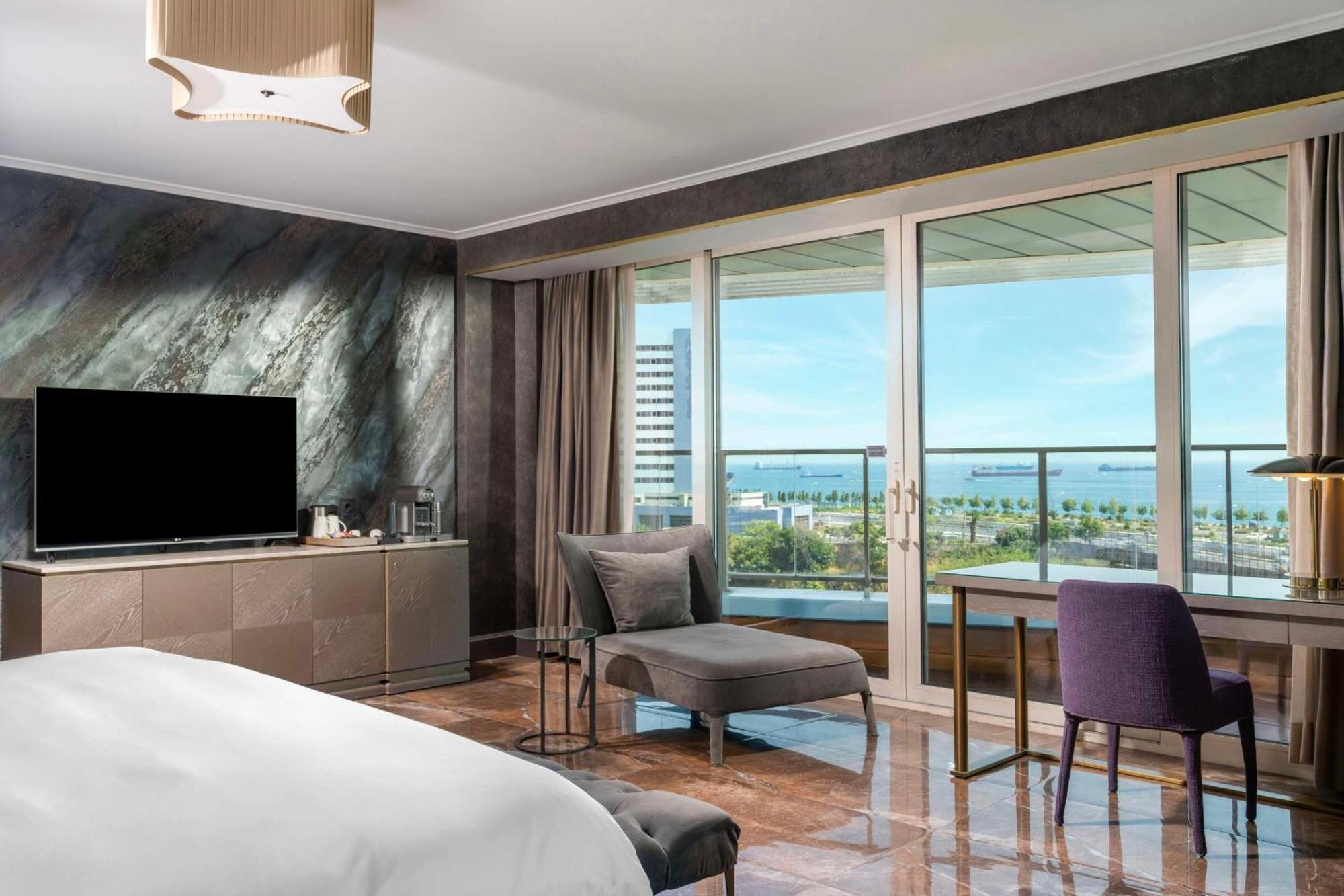 Radisson Blu Hotel Istanbul Ottomare Kültér fotó A guest room at the Westin