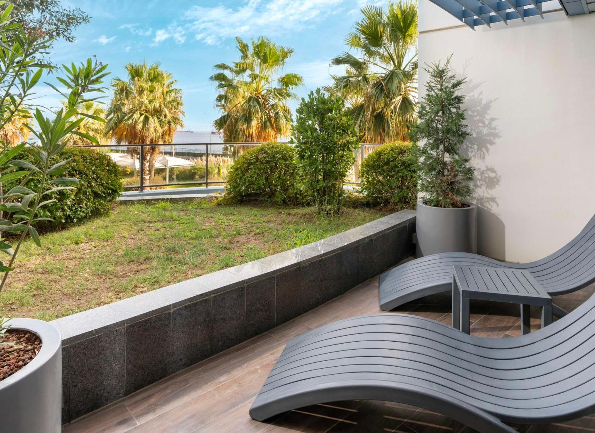 Radisson Blu Hotel Istanbul Ottomare Kültér fotó The rooftop garden