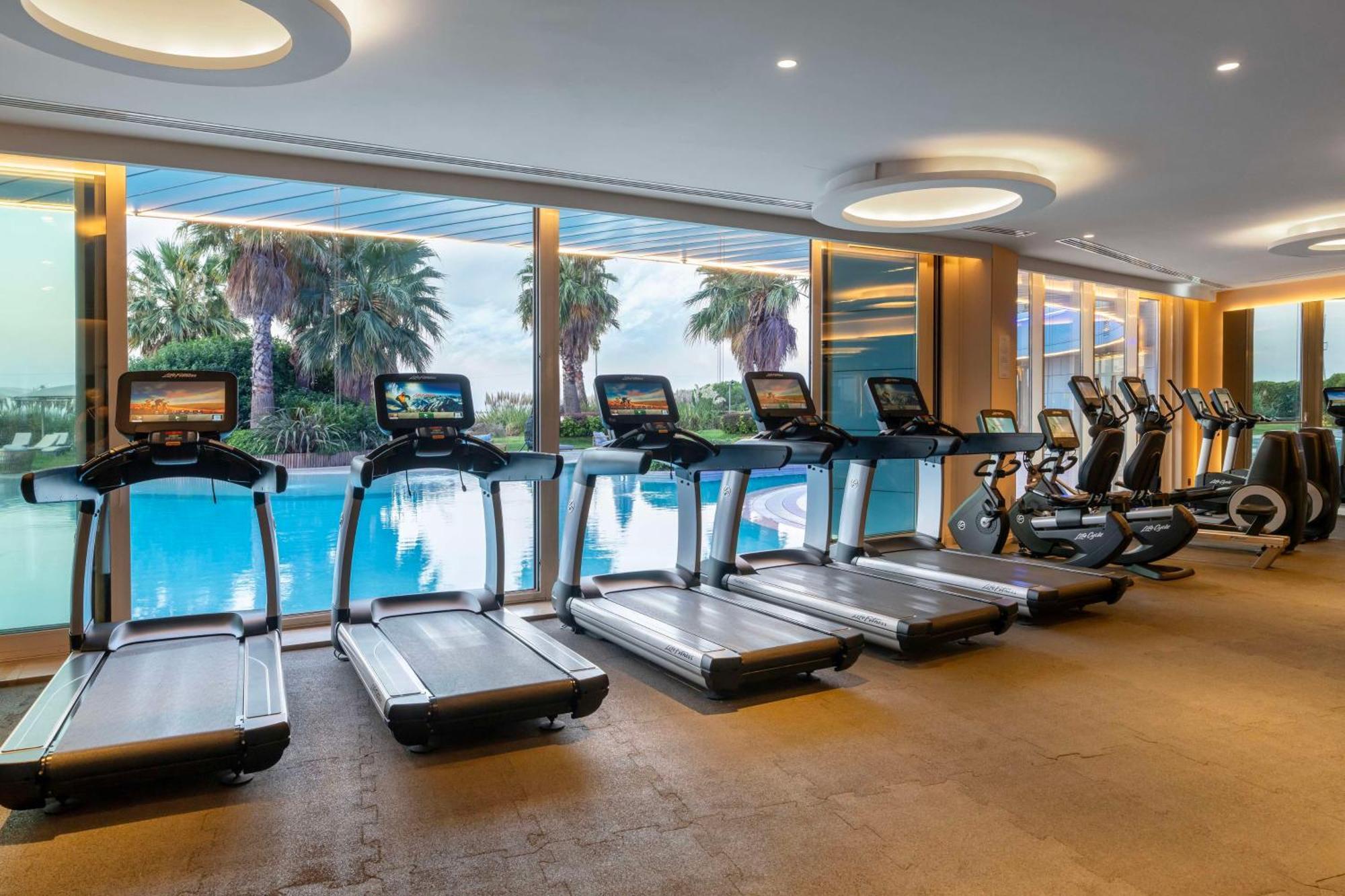 Radisson Blu Hotel Istanbul Ottomare Kültér fotó The gym at the hotel