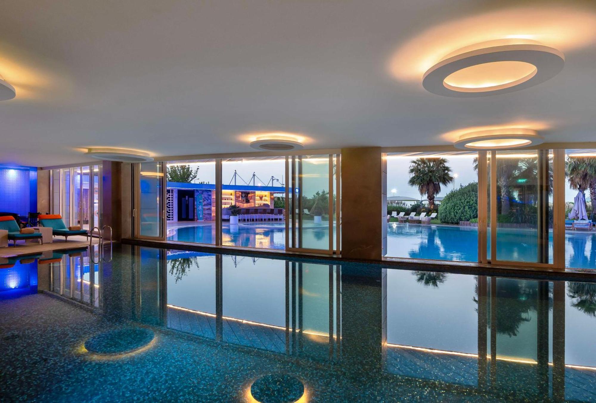 Radisson Blu Hotel Istanbul Ottomare Kültér fotó The pool at the hotel