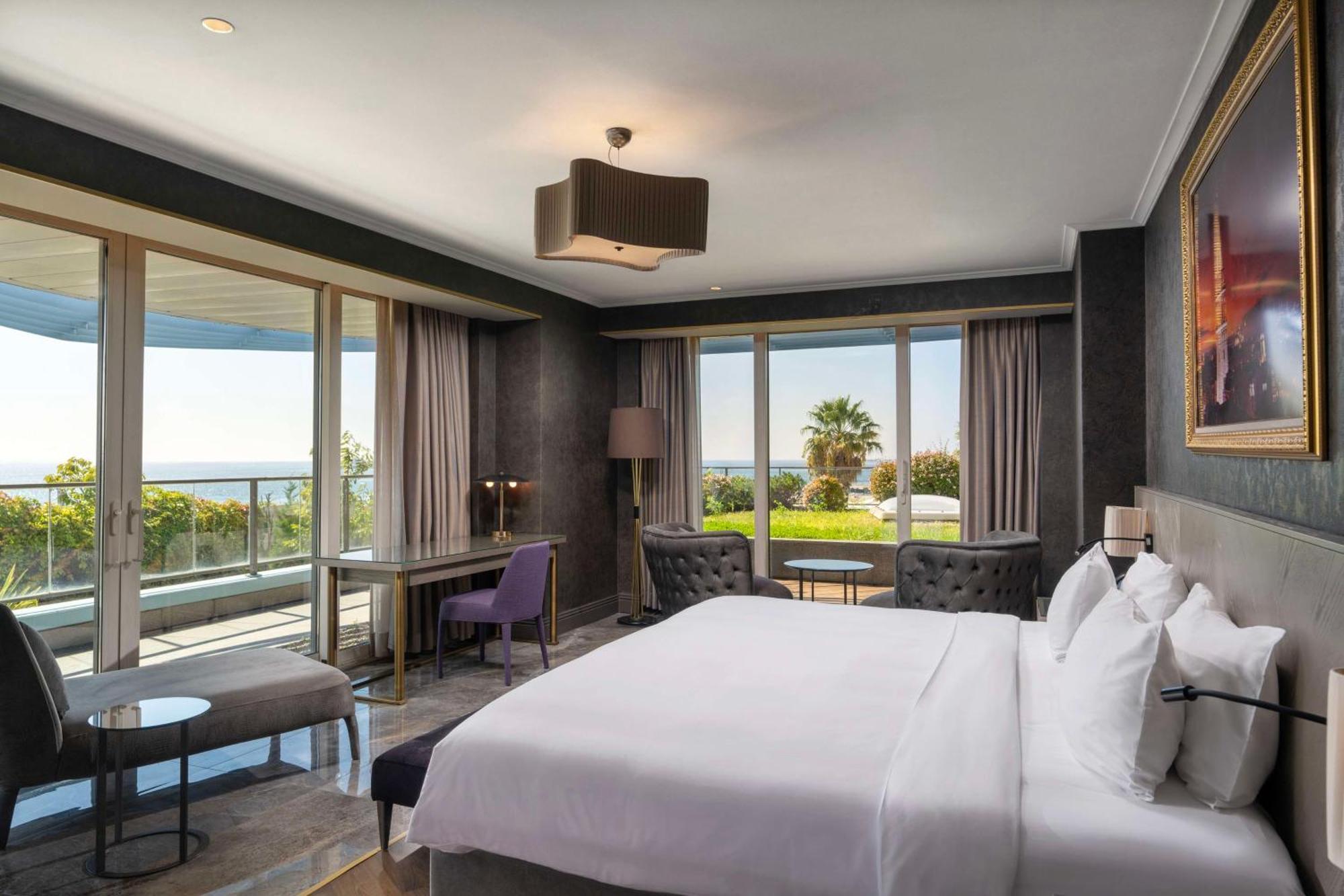 Radisson Blu Hotel Istanbul Ottomare Kültér fotó A guest room at the hotel
