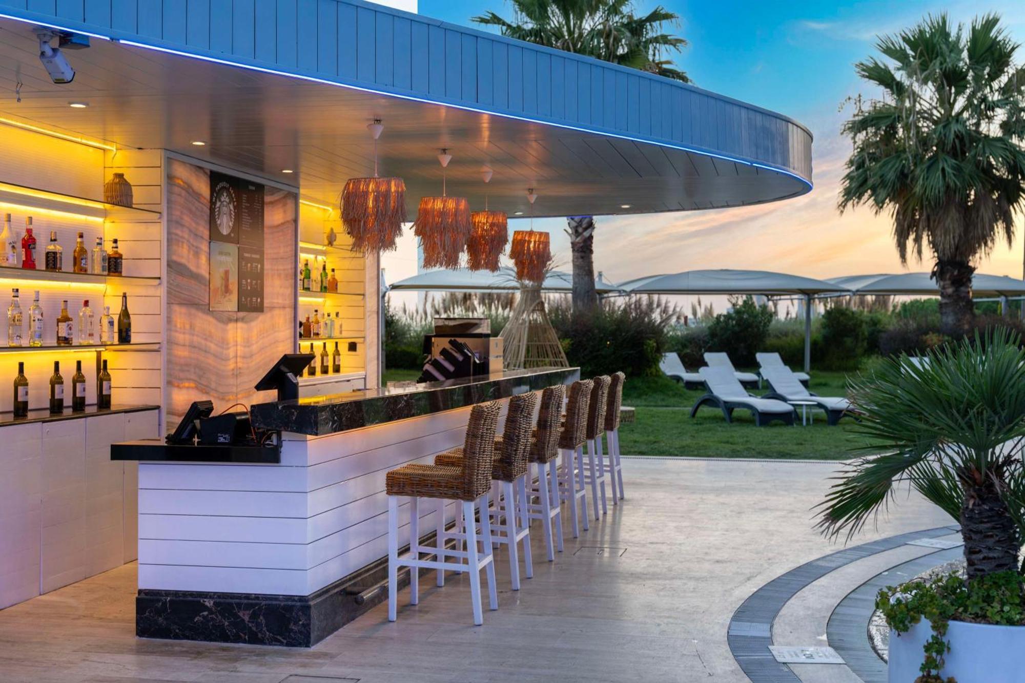 Radisson Blu Hotel Istanbul Ottomare Kültér fotó The bar at the pool