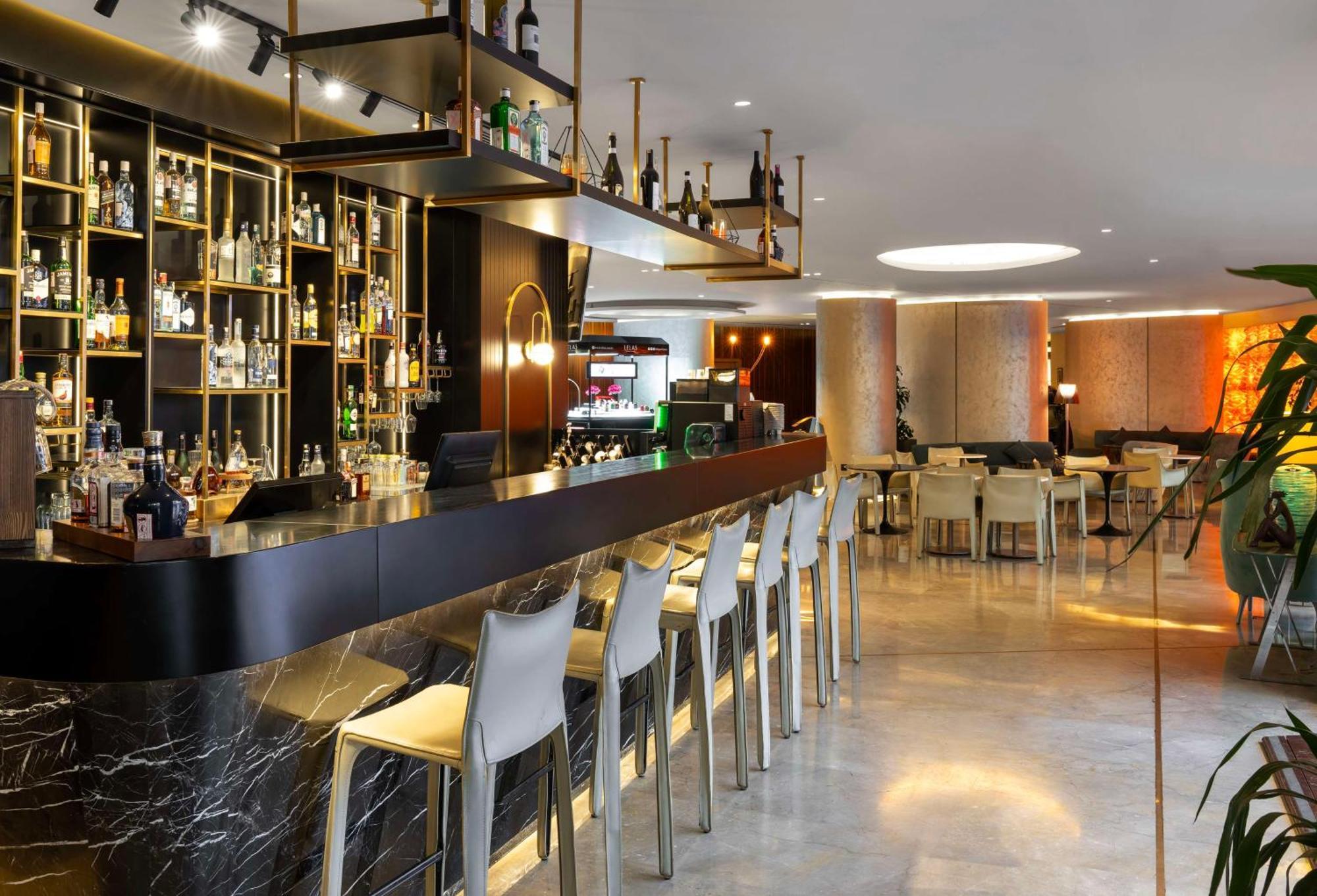 Radisson Blu Hotel Istanbul Ottomare Kültér fotó The bar at the 101 bar
